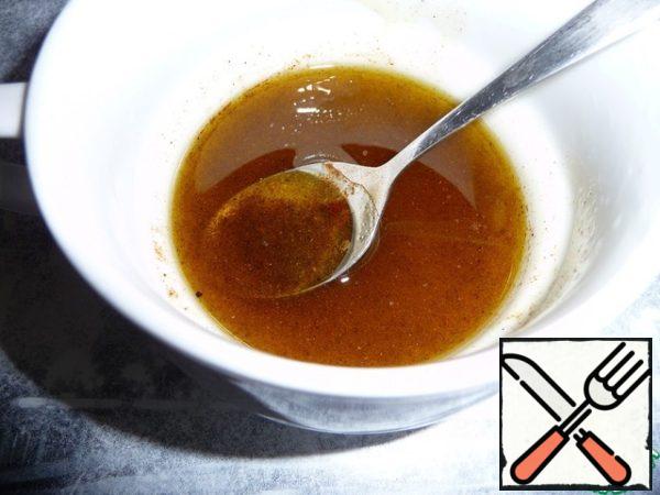 Prepare the salad dressing.
Mix salt, pepper, sugar, vinegar, olive oil in a bowl.
