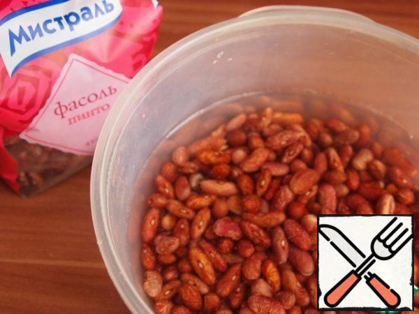 Beans soak in cold water for 4 hours.