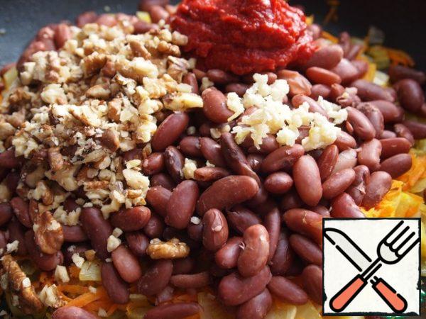 To add vegetables boiled beans, tomato paste (can be replaced with tomato juice or fresh tomatoes, grated), chopped walnuts and garlic.