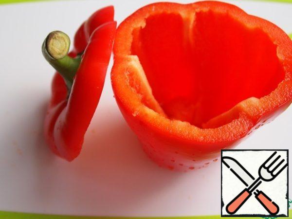 Carefully cut off the top and remove the seeds. You can still quite Chu-bit to trim the base of the pepper, make it sustainable.