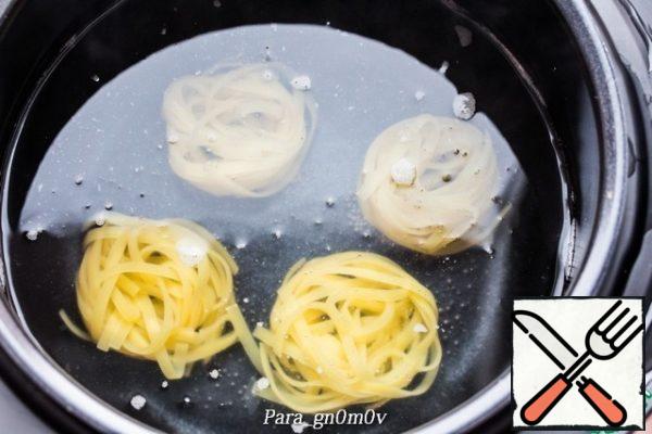 Power: 860W
Main program: Cooking (12 minutes)
Additional program: Baking (45 minutes)
Is prepared in a multivark Vitek-4205.
I didn't have yesterday's pasta, so I had to cook new ones. Pour water into the bowl of the slow cooker, select the cooking mode, bring the water to a boil, add salt. Put the pasta and cook until tender, according to the instructions (I cooked for 7 minutes). Flip it into a colander. Mix the hot pasta with butter.