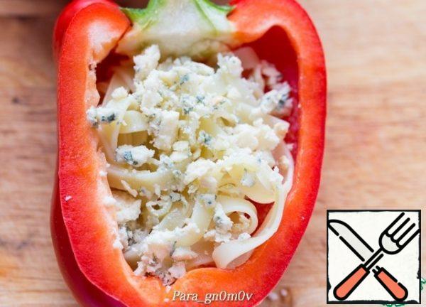 Fill the peppers with pasta. Finely chop the blue cheese and sprinkle over the pasta. If you don't like blue cheese, you can sprinkle (a little) with ordinary grated cheese. I made two choices because I'm the only one who likes blue cheese.
