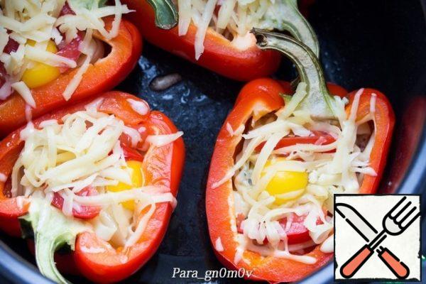 Cut tomatoes into slices. 7 minutes before the end of the program, break each pepper into an egg, add a couple of cherry slices and sprinkle with the remaining cheese. Cook until the end of the program.
