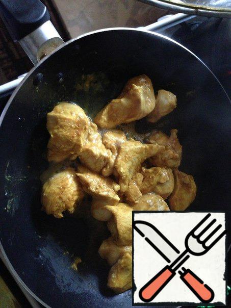 Cut the chicken, marinate it in a mixture of mustard, soy sauce, salt and curry. Fry the chicken in a pan WITHOUT OIL and at the end add a little yogurt. Stir and immediately remove from the stove.