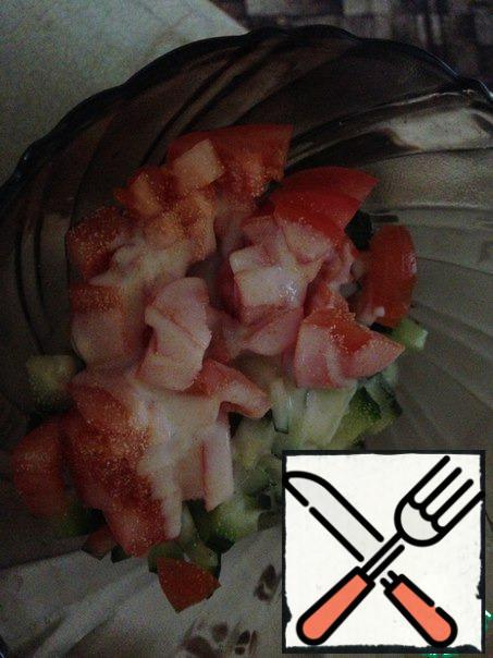 Cut the tomato, cucumber finely. Put everything in a salad bowl, the same chicken.