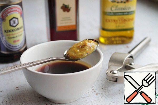 Prepare the dressing:
squeeze out the garlic, mix with olive oil, raspberry vinegar, soy sauce and mustard.
If you use onions (instead of garlic), then cut it into pumpkin in half rings.