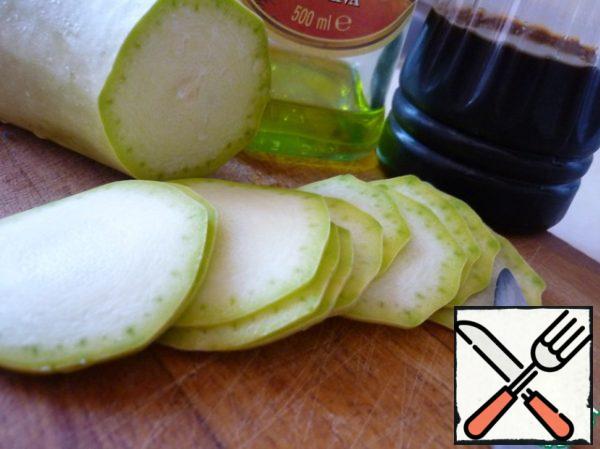 A portion of salad. The number of ingredients per 1 serving.
Cut the zucchini into thin slices and marinate in a mixture of soy sauce and olive oil for 10 minutes.
