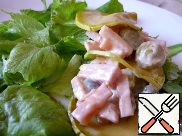 Put lettuce leaves on a plate. Put a slice of zucchini, and put a spoonful of filling on top, then the zucchini filling again. Repeat several times.
