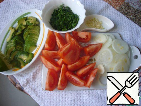 Cut tomatoes into 8 slices each. Peel the avocado, cut, remove the stone, cut into thin slices. Cut the onion into rings as thinly as possible. Pour lime juice over the avocado slices.
