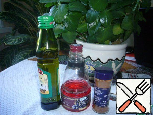 Prepare a gas station. To do this, mix grape vinegar with olive oil, add finely chopped garlic, cayenne pepper, salt and balsamic. Mix all this well with a fork.
