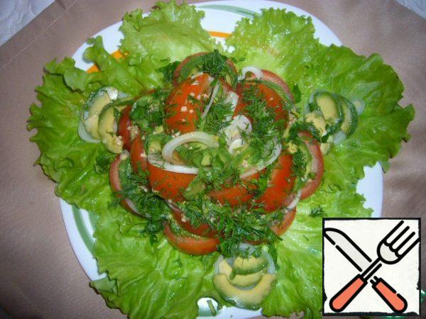 Put the prepared vegetables on a dish covered with lettuce leaves, alternating tomatoes, onion rings, avocado slices.
Before serving, pour the dressing and sprinkle with herbs.
You can pour half a portion of the dressing an hour before serving, and pour the remaining one before serving (the vegetables are marinated several times). Choose any option, it will not spoil the taste.