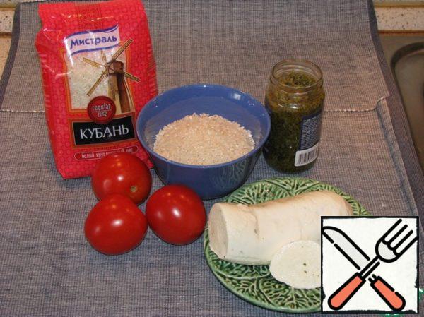 We will need white rice kruglozerny (this rice is ideal for this dish, because it contains a lot of starch), ripe, but strong to the touch tomatoes, mozzarella cheese, (I love for this snack to use mozzarella with Basil) and pesto sauce.