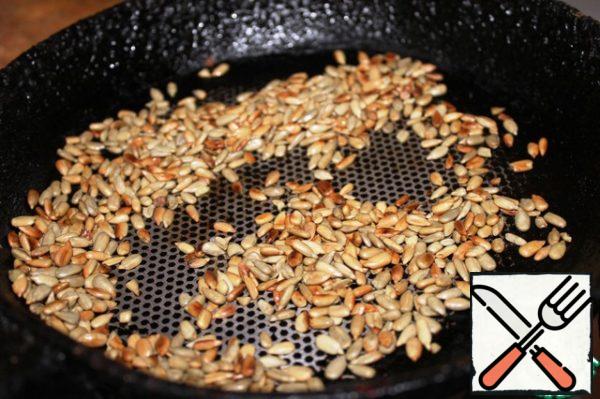 Fry the seeds in a frying pan until golden brown (without oil).
