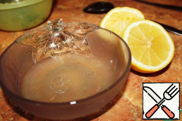 Turn up the gas. Mix the juice of half a lemon and 3 tablespoons of vegetable oil.
