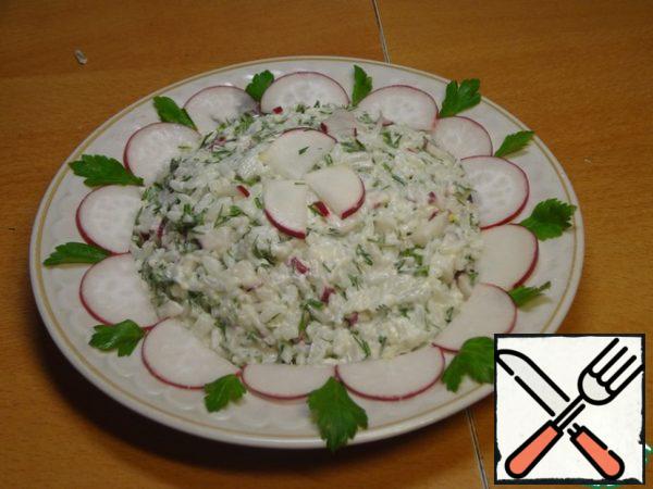 Mix the rice with dill and finely chopped radish. Add lemon juice, garlic, sugar, salt to the mayonnaise. Pour this mixture over the salad, mix, garnish with slices of radish and parsley leaves.
