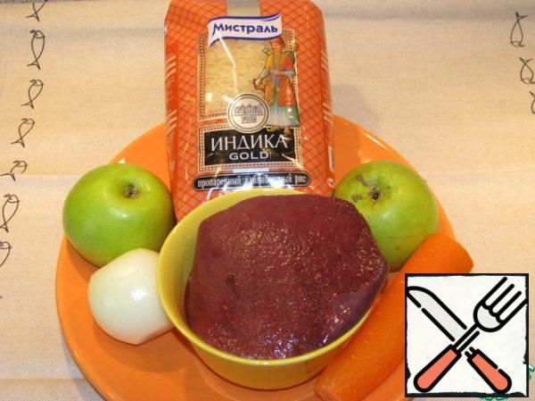To prepare this salad, we will need: beef or chicken liver, steamed long-grain rice, onions, carrots, small green apples.

