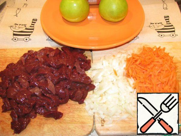 Chop the liver and onion, three grated carrots. Rice is boiled in salted water.
