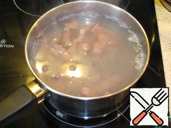 In boiling salted water, lower the liver and let it change color. It will turn out a lot of foam. So that there is no foam in the salad. Then the water is drained, and the liver is cut smaller.
