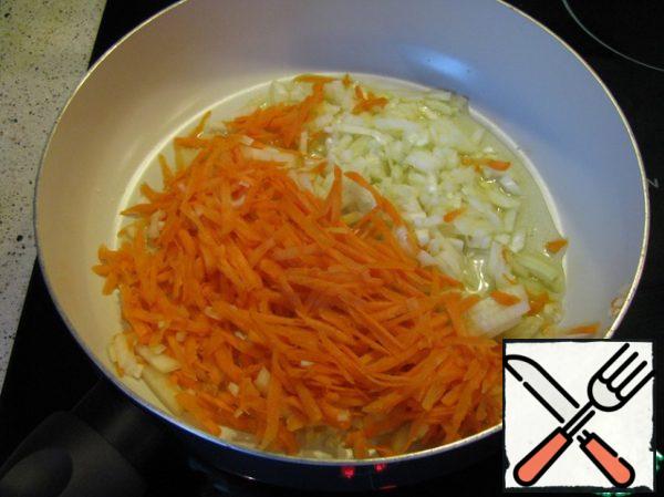 Fry the onion and carrot in olive oil.

