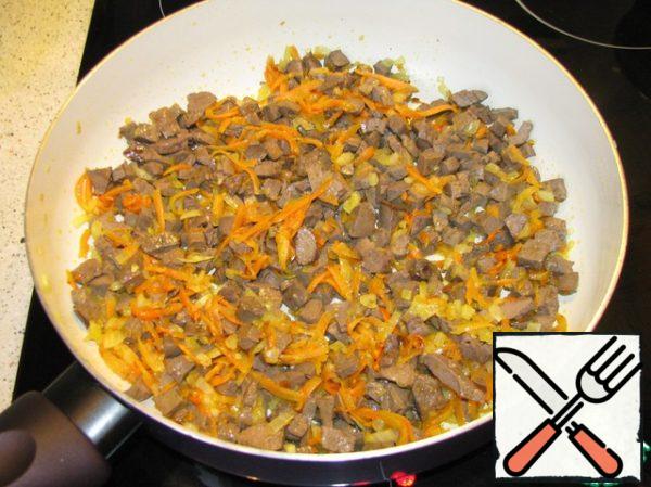 Add the liver, season with salt and pepper and fry a little more, stirring.
