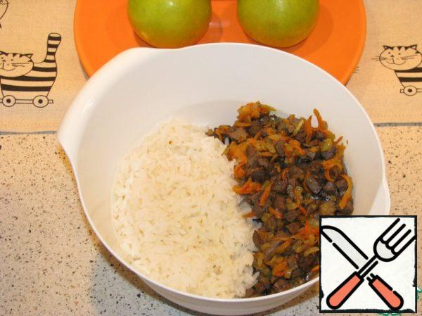 We put our roast in a mixing container, add boiled rice. Stir and let cool.
