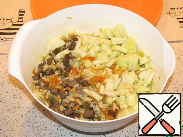 At this time, remove the skin from the apples, cut out the middle and finely chop. Then add the apples to the liver and rice.

