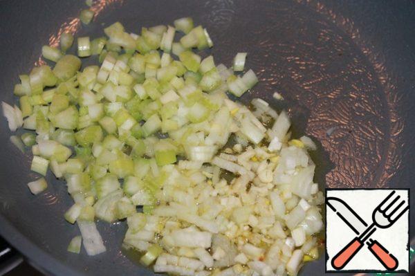 Finely chop the onion, garlic and celery and fry in olive oil until transparent.
