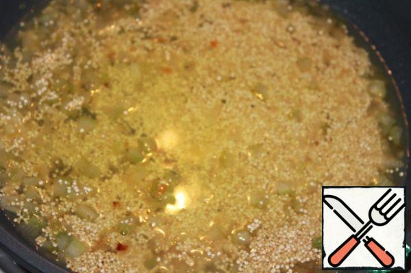 Rinse the quinoa, add to the onion, pour chicken broth and simmer for 15 minutes.
