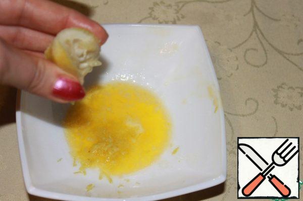 Prepare the sauce from melted butter, add a little lemon zest and 1 tsp lemon juice.
