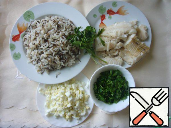 Boil the rice without rinsing, throw it in a colander. Boil the fillet until tender in salted water with the addition of bay leaf, black peas and allspice, cool. Finely chop the boiled eggs and herbs.
