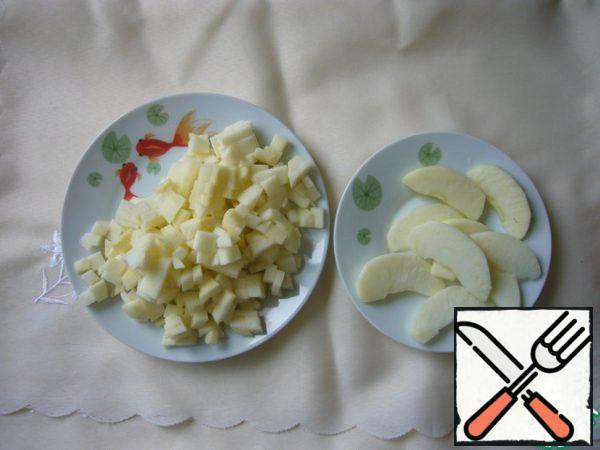 Peel the apples, remove the core, slice part (1/4 of the apple), cut the rest into cubes.
