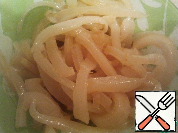 Cut the squid into rings, sprinkle with soy sauce and lemon juice. Leave to marinate for 30 minutes.
There's no need for that. If there is no time, you can do without pickling, but it tastes better this way.
