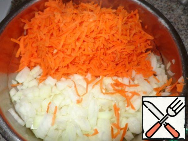 Peel the onions and carrots. Cut the onion into cubes, grate the carrots on a fine grater.
