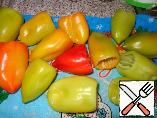 Peel the pepper from the seeds and partitions, wash it and put it on a towel to drain the water.
