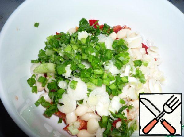 Onion (I have green and leek head) and finely chop the parsley, add to the salad.
