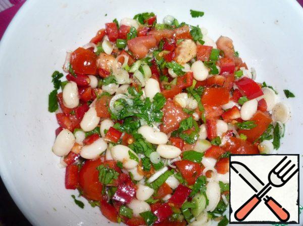 Season with salt, pepper, sprinkle with lemon and add olive oil. Mix well.