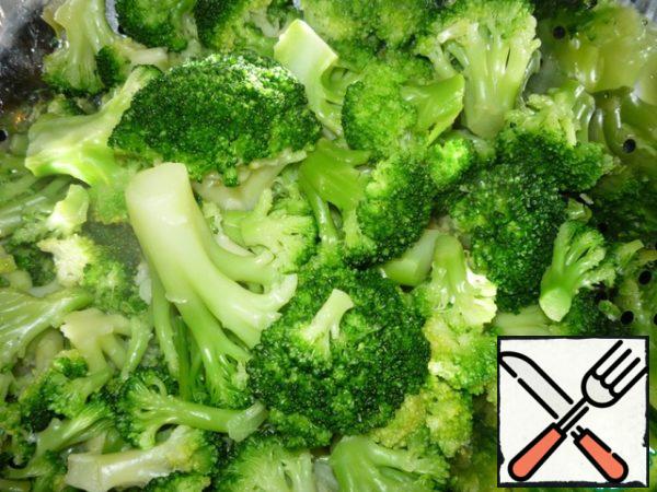 Boil broccoli in salted water (cook for 5-7 minutes). Flip it into a colander. Fill it with cold water.

