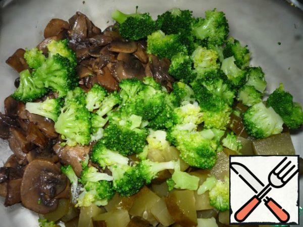 Put mushrooms, cucumbers, broccoli, disassembled into inflorescences in a plate.
