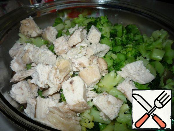 Cut the chicken into cubes (1.5 x 1.5 cm) and put it with the rest of the products.
