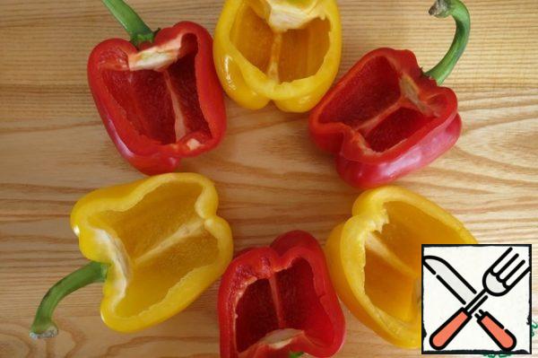 The first step is to prepare the pepper. Cut off the side part to leave the other half with a tail, and peel it from the seeds.
