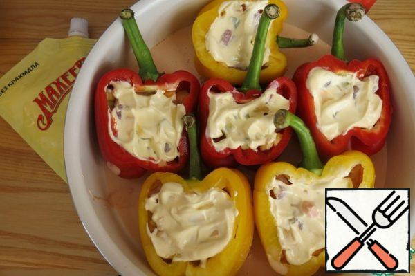 On the bottom of the mold (not on the peppers!) pour the sauce over them and send them to a preheated 200 ° oven for 30 minutes.

