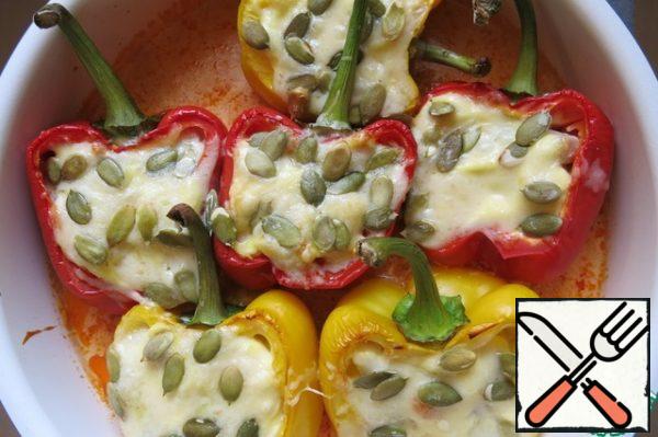 We take the peppers out of the oven, if we have time - decorate with greenery and enjoy this bright, autumn dish. Enjoy your meal!
