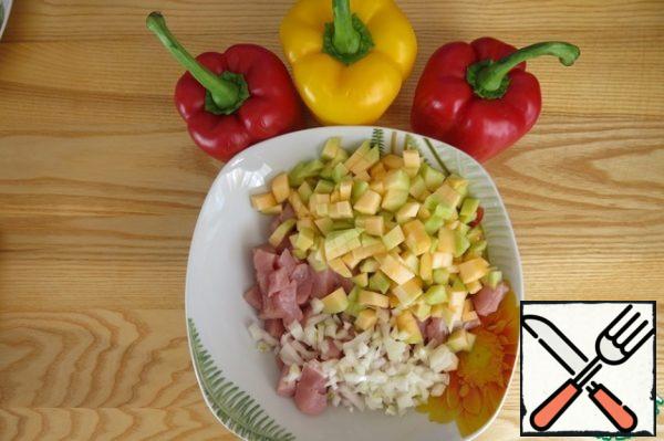 Now let's prepare the filling. Cut the meat and pumpkin into small cubes, finely chop the onion. Mix everything together, add salt.
