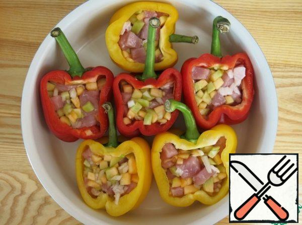 Fill the peppers and put them in a mold.
