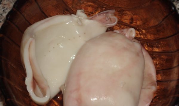 First of all, we cook squid. Dip into boiling water and cook for no more than 1 minute. Many sources say that it takes 3 minutes to cook it, but I tried that at this time the squid becomes tough, so cook the squid for no more than 1 minute.

