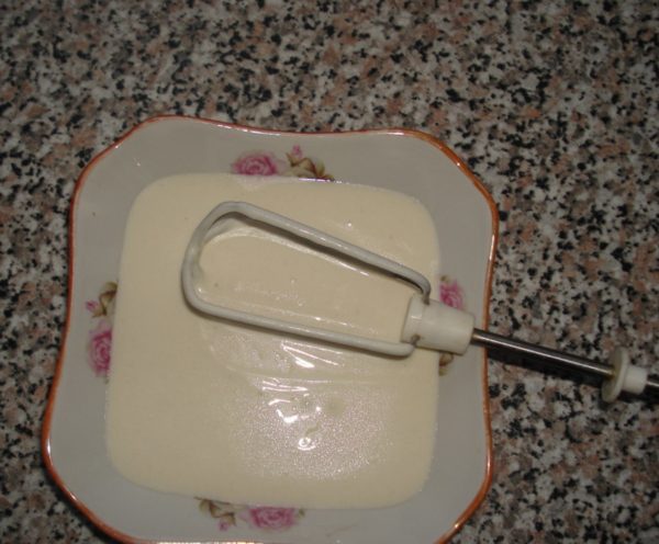 Preparing salad dressing. Mix butter, lemon juice, mustard, salt and pepper (to taste) until smooth, add sour cream. The gas station is ready! From this amount of ingredients, about 200 g of filling is obtained.
