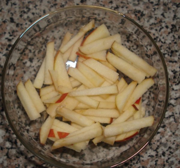 Cut the apple into strips.
