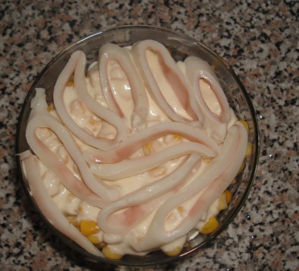 Place the squid rings on top.