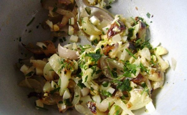 Squeeze the onion well and add it to the salad.
