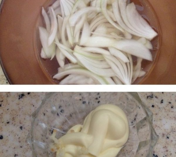 Add spices and sliced eggplants to boiling water. Cook for 5 minutes. Cut the onion into cubes and put it in a colander. Discard the finished eggplants and let the water drain. Then we put it in a salad bowl.
